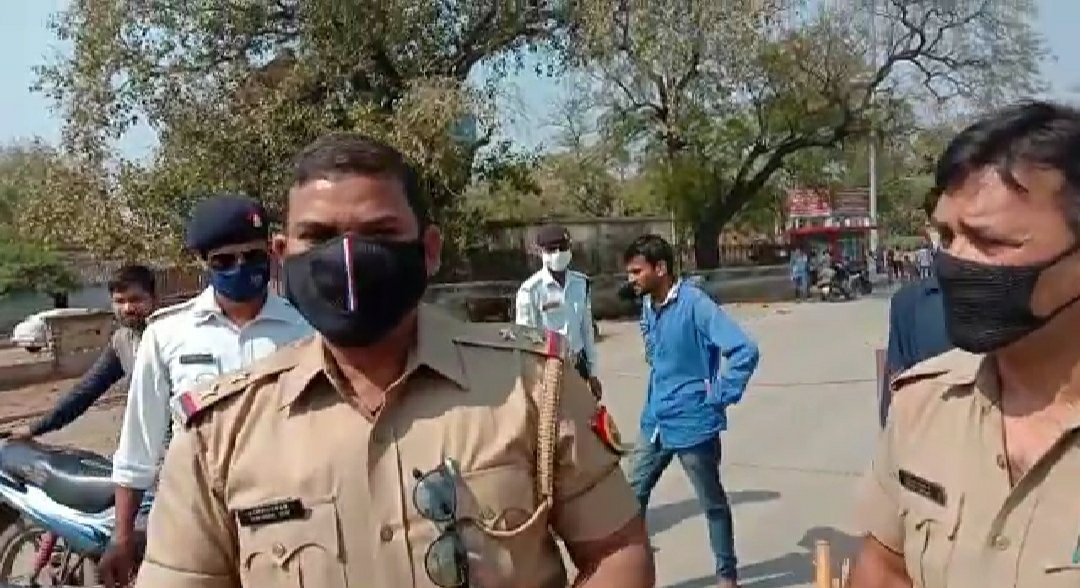 सावधान! पुलिस लॉक डाउन के नाम पर पत्रकारों से ले रही है बदला, चौकी प्रभारी ने पत्रकार की बाइक में भोंका सूजा और मारने के लिए तानी लाठी | New India Times