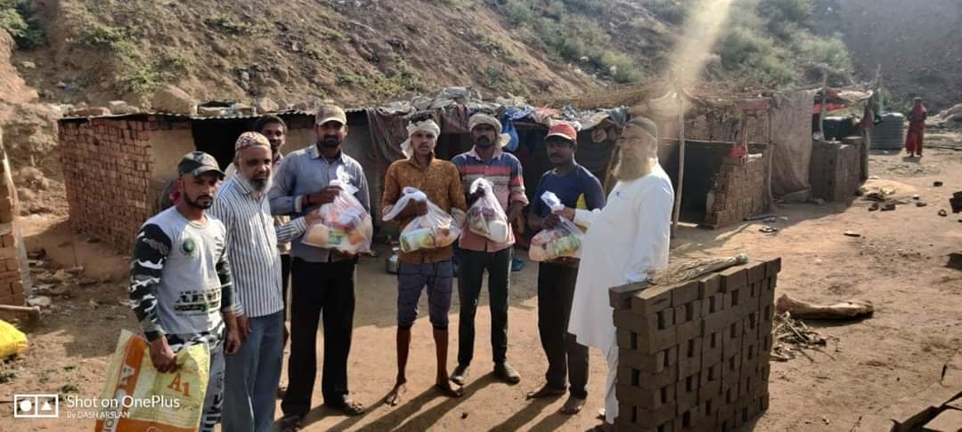 लाॅक डाउन से प्रभावित परिवारों में वितरित किए गए खाद्य सामग्री के पैकेट | New India Times