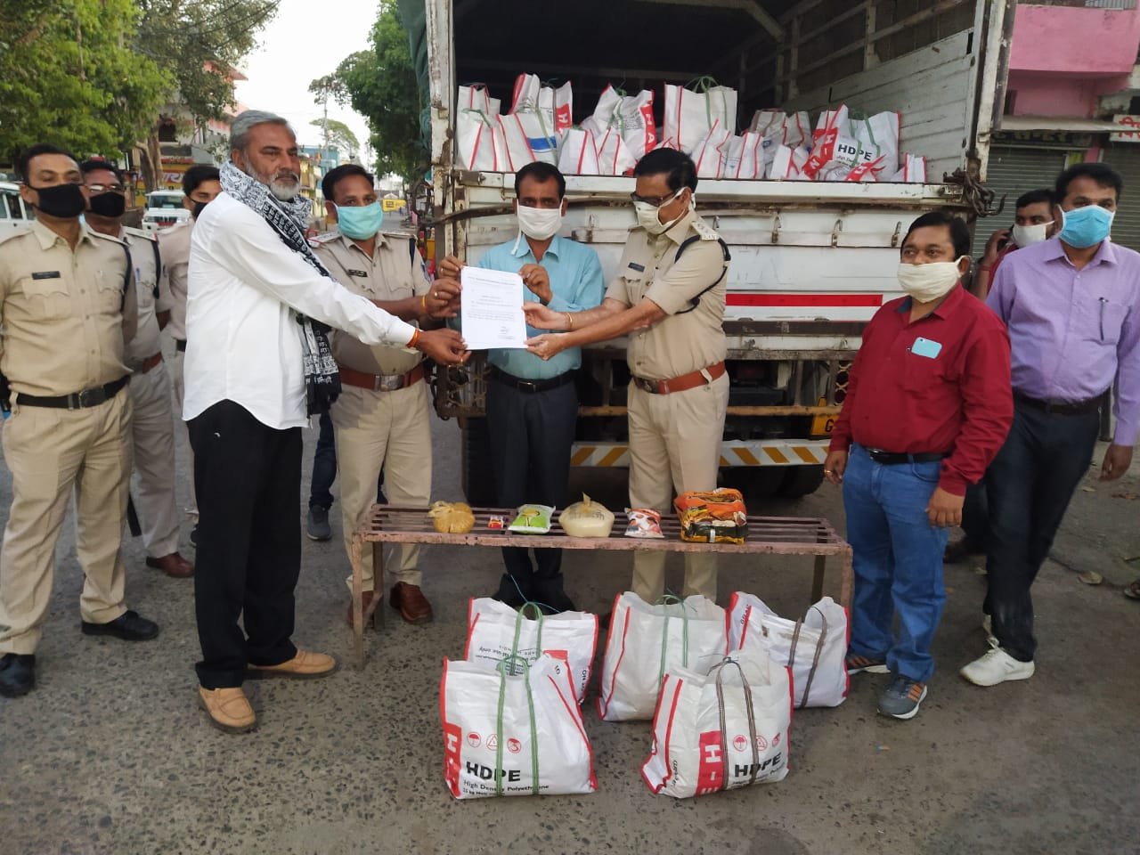 कोरोना महामारी के संक्रमण को रोकने के लिए लागू किये गये लॉकडाउन के चलते नगर में दानदाता आये आगे, 400 परिवारों को दिया जाएगा राशन | New India Times