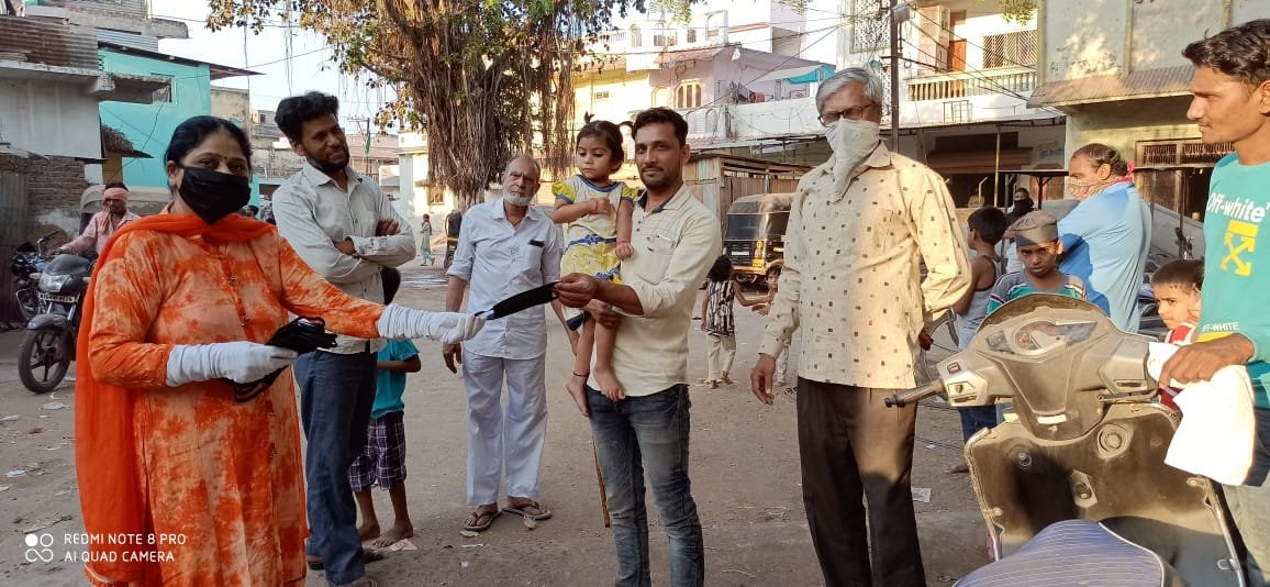 सामाजिक कार्यकर्ता एवं पैरा लीगल वालंटियर श्रीमती आशा दिलीप दलाल ने लाॅक डाउन से प्रभावित लोगों में बांटी खाद्य सामग्री | New India Times