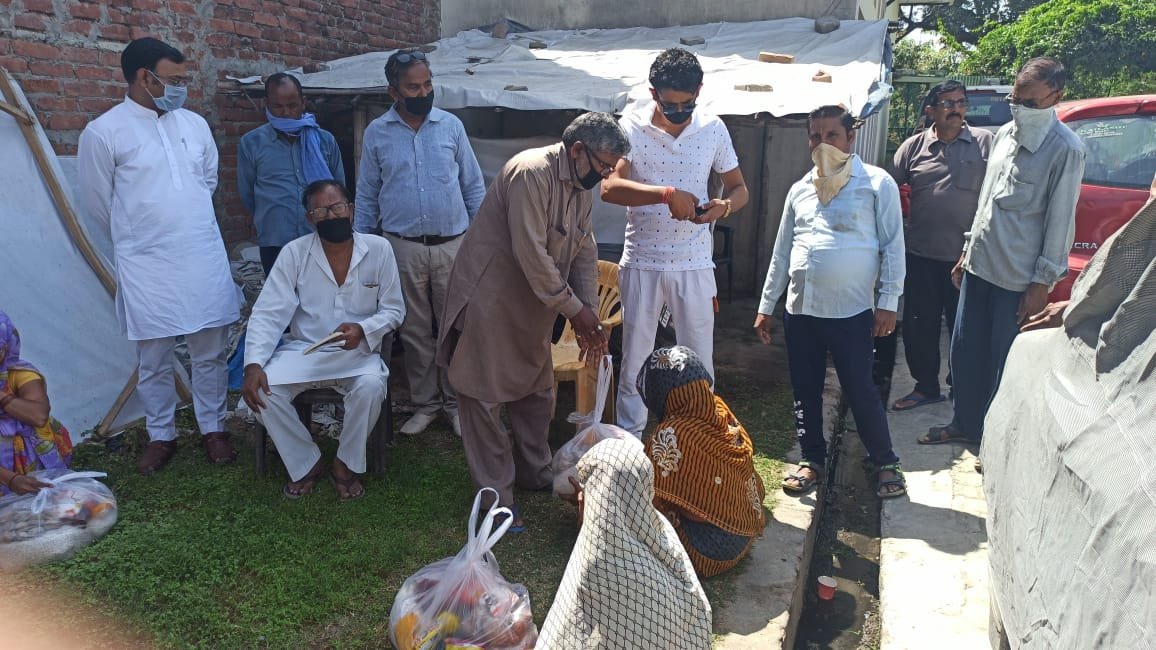 कांग्रेस के कार्यकर्ताओं ने निराश्रित, निर्धन व गरीब परिवारों को वितरित की खाद्य सामग्री | New India Times