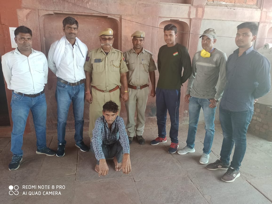 धौलपुर पुलिस ने कुख्यात डकैत पप्पू गुर्जर गिरोह के सक्रिय सदस्य इनामी डकैत मौहर सिंह गुर्जर को किया गिरफ्तार | New India Times