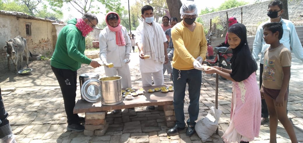 भारत सेवा न्यास ने मथुरा में लगभग 900 को लोगों वितरित किया भोजन | New India Times