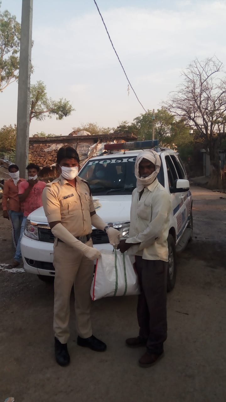 डायल 100 पुलिस गाड़ी से पुलिस ने लाॅक डाउन से प्रभावित लोगों को बांटा राशन व स्वयं के खर्च से बीमार लोगों का करा रहे हैं इलाज | New India Times