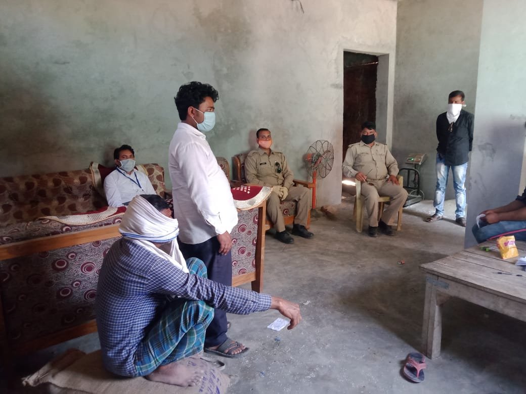 कोरोना वायरस से निपटने के लिए शिक्षामित्र आये सरकार के साथ, दे रहे हैं अपनी सेवाएं | New India Times