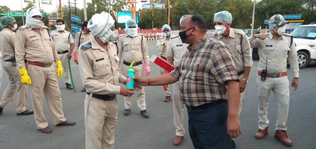 पुलिस अधीक्षक नवनीत भसीन के निर्देश पर ड्यूटी कर रहे पुलिस कर्मियों को कोरोना वायरस के संक्रमण से बचाने के लिए वितरित की गयी गर्म पानी की बोतलें | New India Times