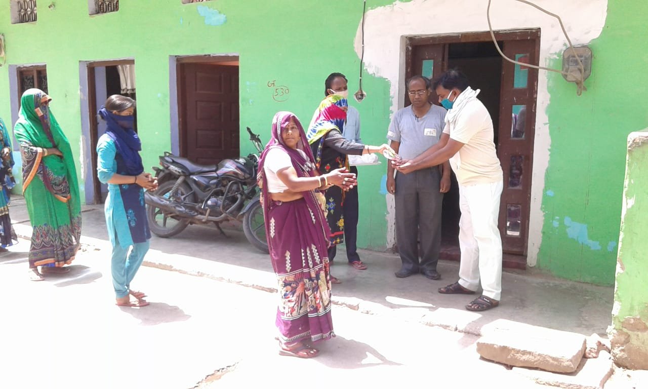 एक प्रयास मानवता की ओर: जान जोखिम में डाल कर लाॅक डाउन प्रभावितों को मदद पहुंचा रहे हैं गोपाल किरन समाज सेवी संस्था के जिम्मेदार | New India Times