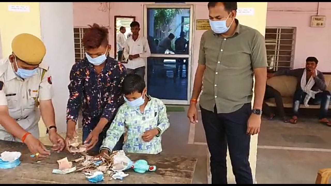कोरोना व लाॅक डाउन पीड़ितों की मदद करने के लिए अपनी गुल्लक लेकर थाने पहुंचे दो मासूम बच्चे, गुल्लक तोड़ी गई तो निकले 1030 रुपये | New India Times