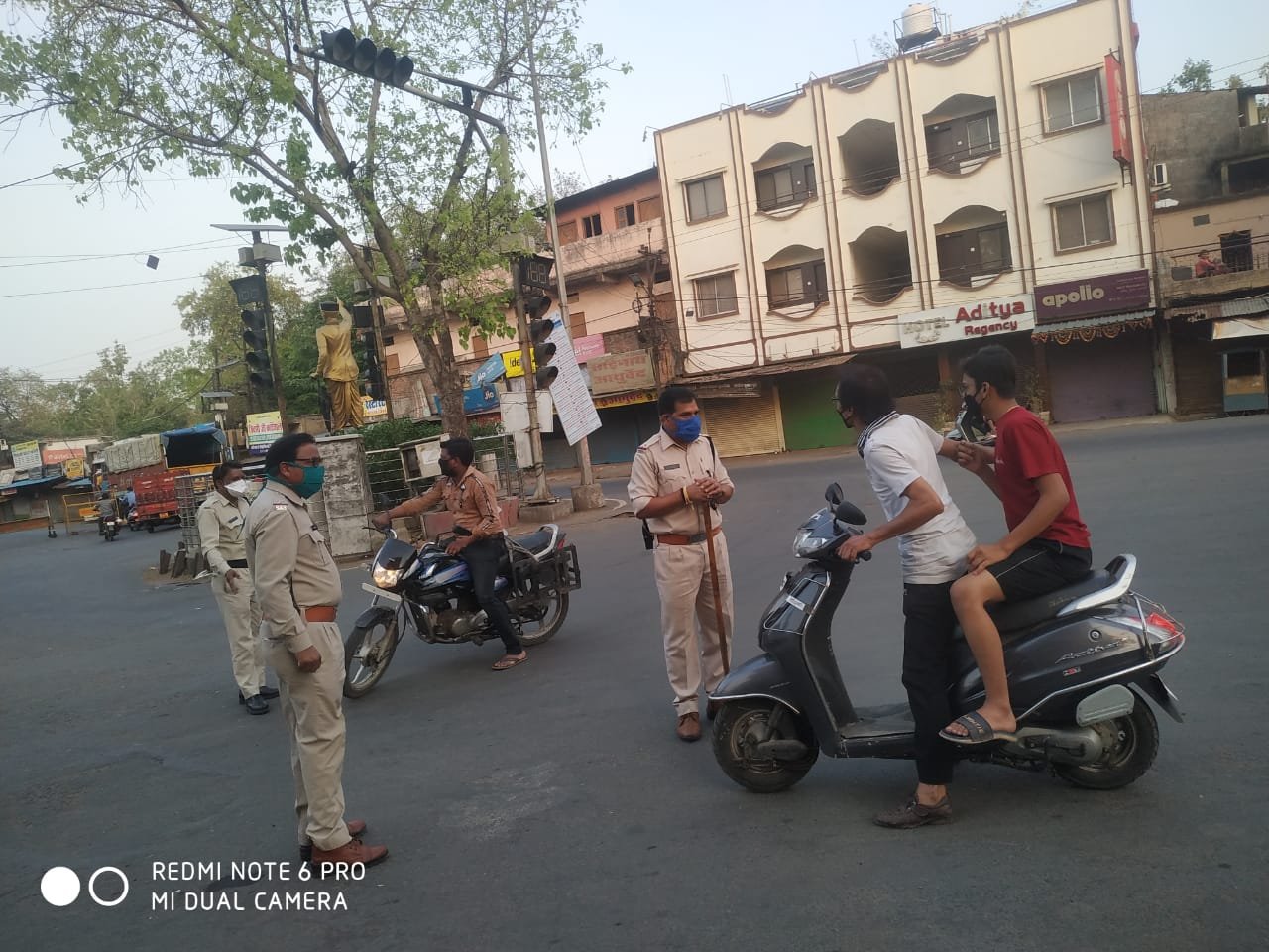 भोपाल पुलिस द्वारा लॉकडाउन नियमों का सख्ती से करवाया जा रहा है पालन | New India Times