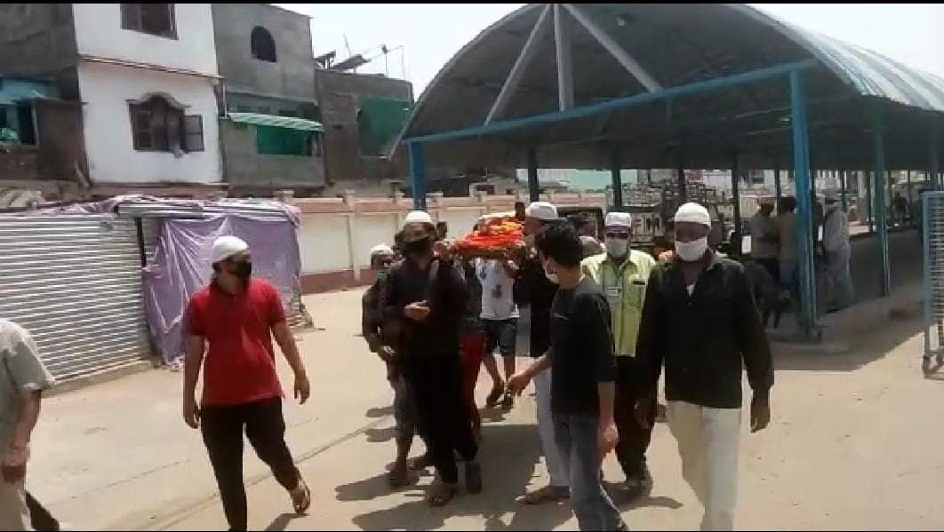 लॉक डाउन के बीच भोपाल में दिखी गंगा जमुनी तहजीब, हिंदू महिला की अर्थी को मुस्लिमों ने दिया कंधा | New India Times