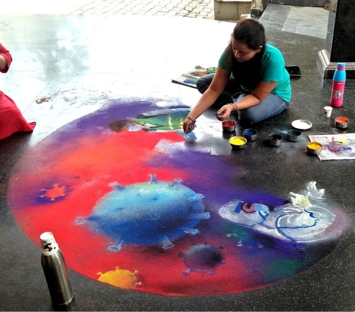 अपनी कला के माध्यम से लोगों को लॉक डाउन के समय किया जागरूक | New India Times