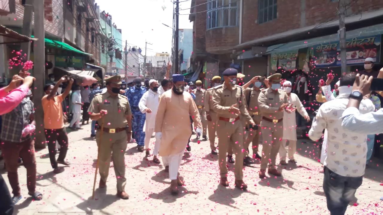 मुरादाबाद की सड़कों पर लाॅक डाउन में अपनी जान की बाज़ी लगा कर ड्यूटी करने वाले पुलिस कर्मियों पर घरों के ऊपर से बरसाए गये फूल | New India Times
