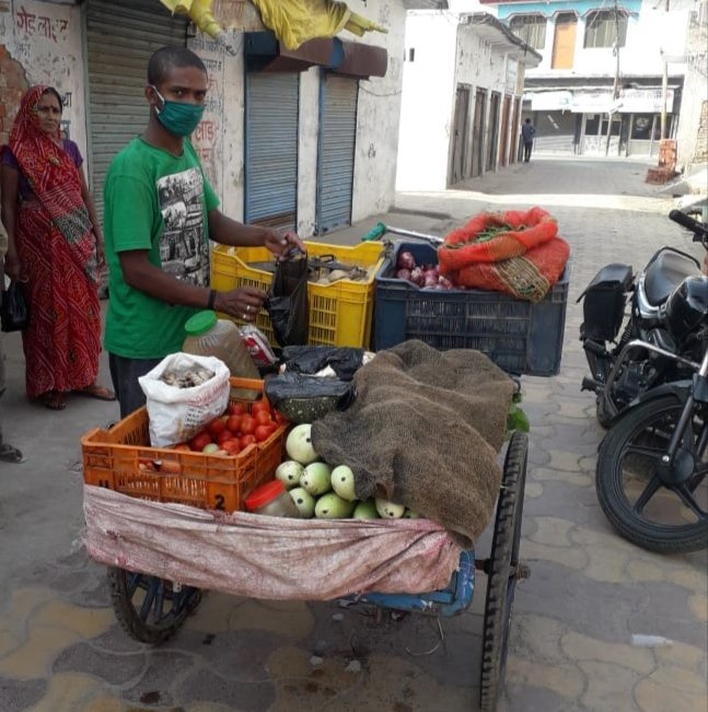 नगर पंचायत खीरी की पहल: लाॅक डाउन में सैकड़ों गरीबों के चूल्हे बुझने से बचाने के लिए नगर पंचायत प्रशासन ने सब्जी व फल बेचने के लिए जारी किये पास | New India Times