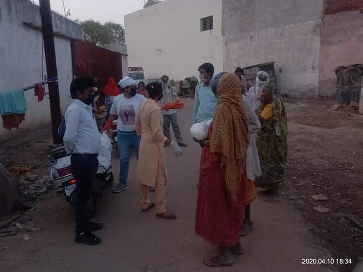 गौरवशाली सामाजिक संस्था की ओर से चिंन्हित जरूरतमंद परिवारों को वितरित की गई भोजन सामग्री | New India Times