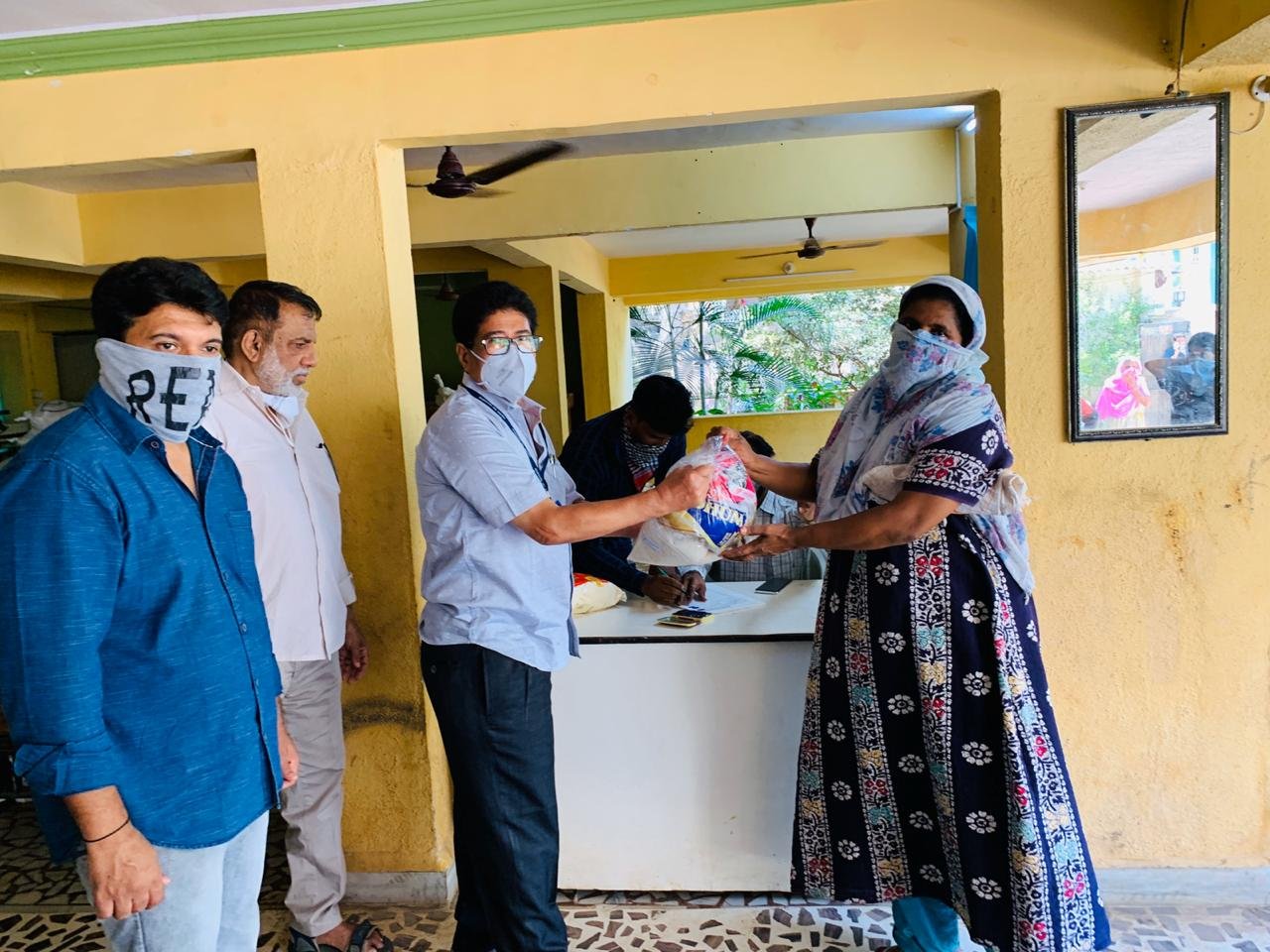 लाॅक डाउन से प्रभावित लोगों को भुखमरी से बचाने के लिए विरार की हेल्पिंग हैंड्स फाउंडेशन ने बिना भेदभाव के हजारों जरूरतमंदों तक पहुंचाई खाद्य सामग्री, आगे भी मदद जारी रखने का दिलाया भरोसा | New India Times