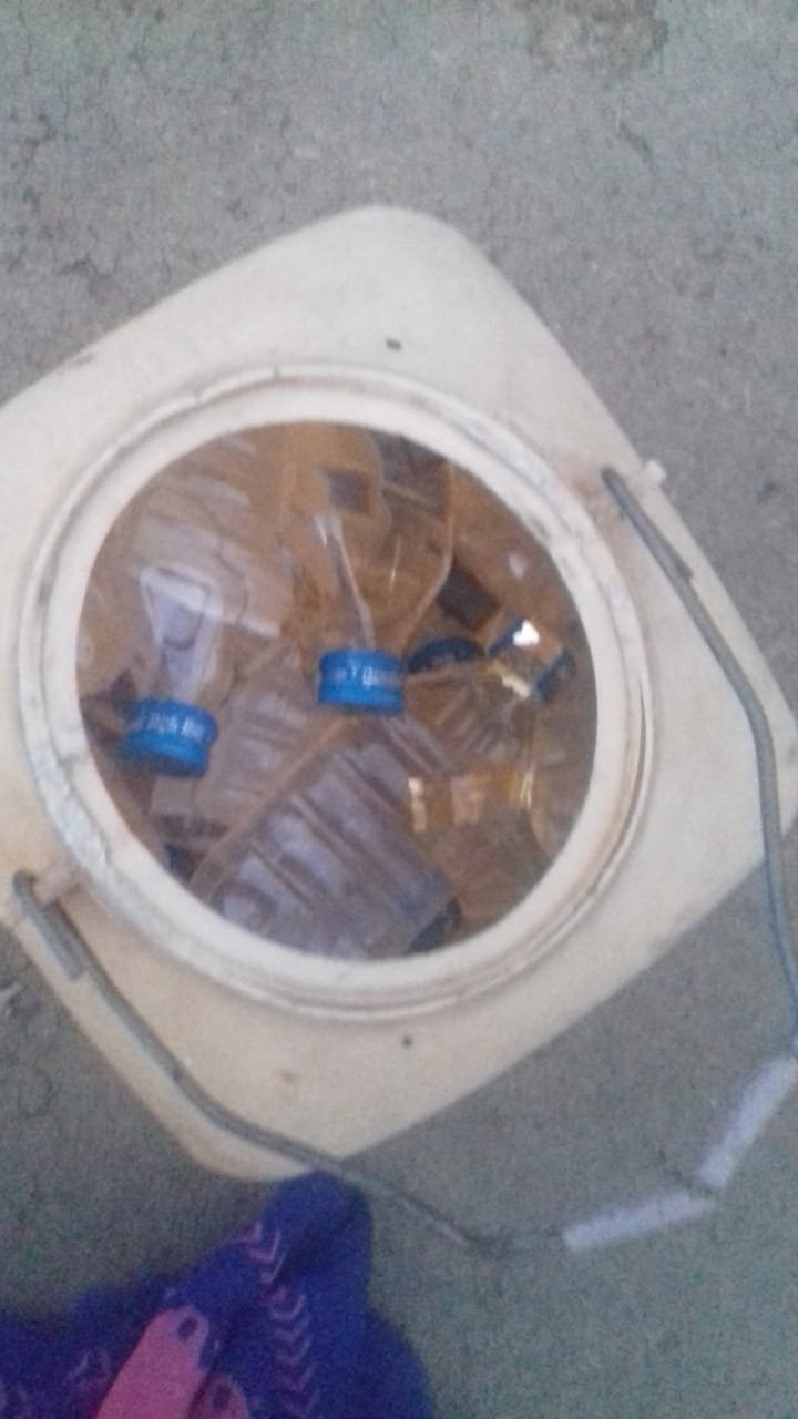 आंगनवाड़ी व आशा कार्यकर्ता ने स्वयं पकड़ी पांच पेटी अबैध शराब | New India Times