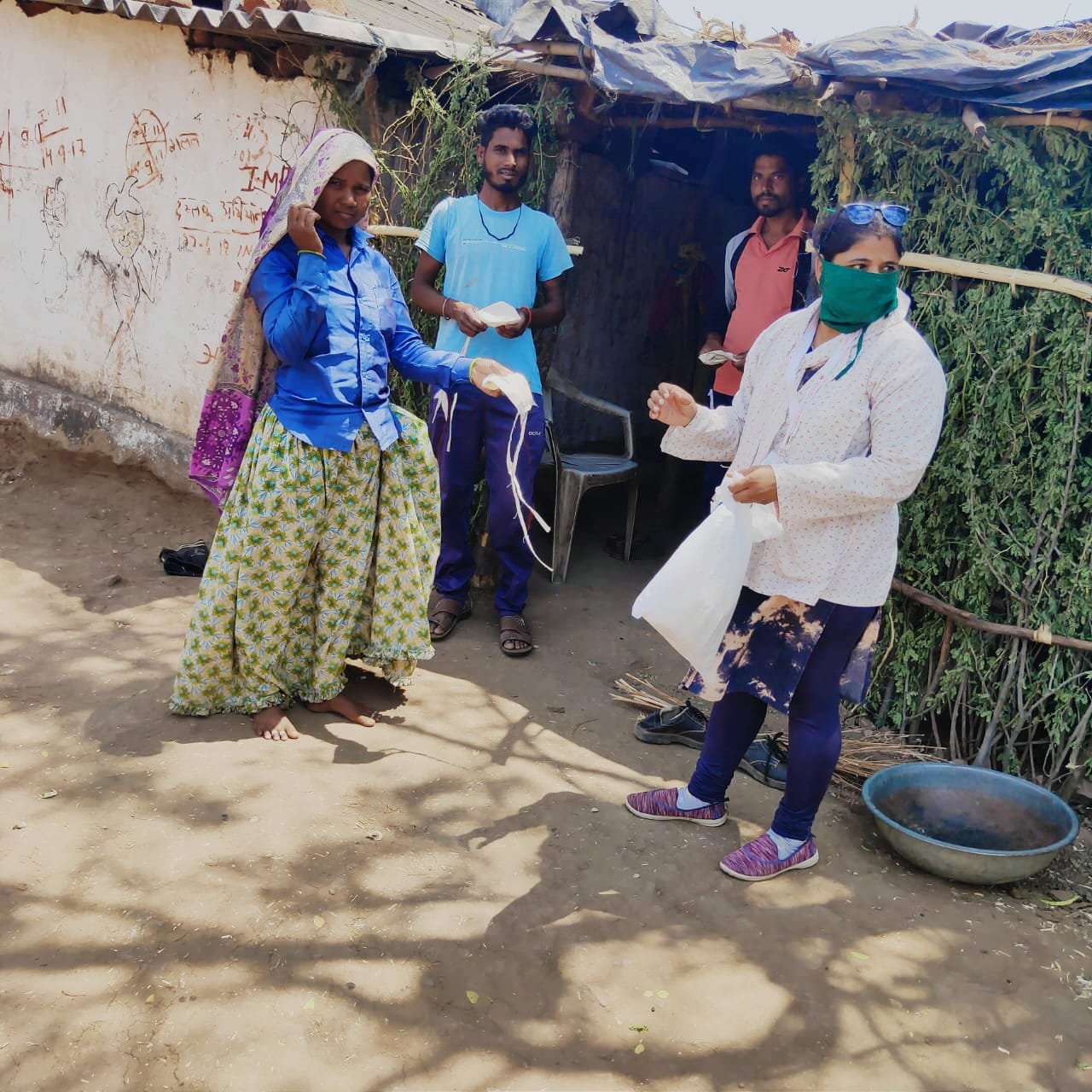 राष्ट्रीय मानवाधिकार एवं महिला बाल विकास आयोग की सम्भागीय अध्यक्ष ने अपनी टीम के साथ ग्रामीणों को जागरूक करते हुए बांटे मास्क | New India Times