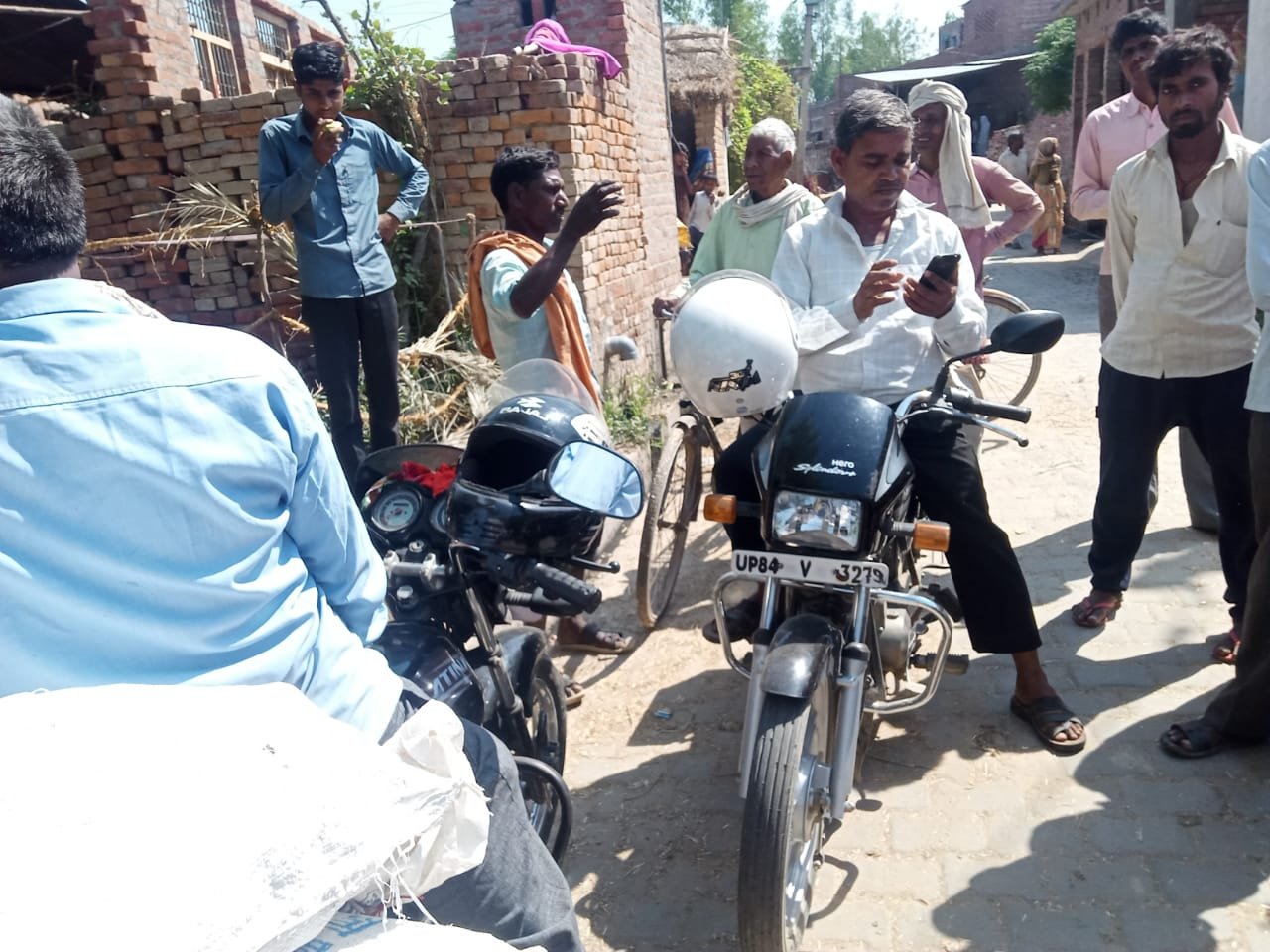 अपने ही विद्यालय से मिड डे मील का सामान निकाल कर ले जा रहे प्रिंसपल को ग्रामीणों ने घेरकर पकड़ा | New India Times