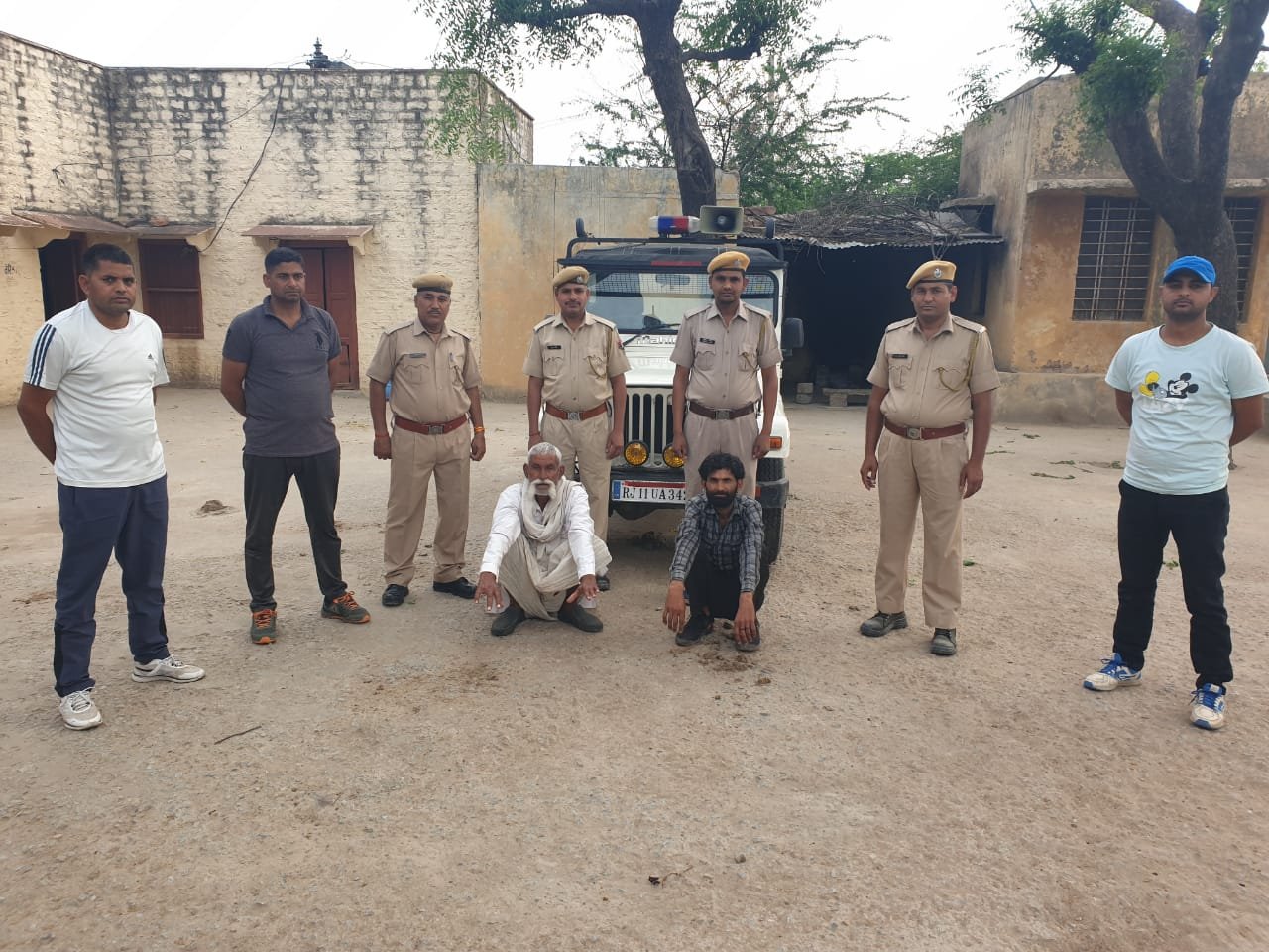 धौलपुर पुलिस ने इनामी बदमाश जण्डैल गुर्जर व कुख्यात डकैत राकेश डोयला के भाई मौहर सिंह को हथियार सहित किया गिरफ्तार, साथ ही कुख्यात डकैत भारत व रामविलास को हथियार व राशन सप्लाई करने वाले भी दो हुए गिरफ्तार | New India Times