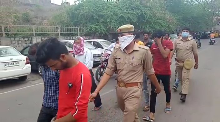 झांसी में धारा 144, लाॅक डाउन व सोशल डिस्टेंसिंग का उल्लंघन करने के आरोप में 12 से 15 लोगों को पुलिस ने लिया हिरासत में | New India Times