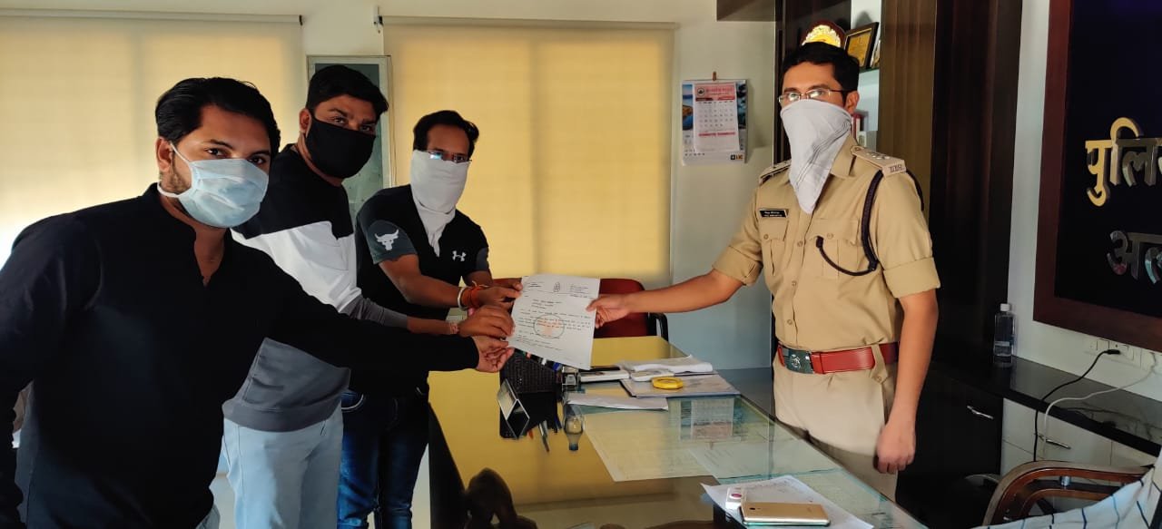 महाराष्ट्र के पालघर में निर्दोष साधुओं की हत्या महापाप: बापु पटेल। सोनिया गांधी पर अभद्र टिप्पणी करने वाले दोषी पत्रकार के खिलाफ कार्रवाई की मांग को लेकर एसपी को सौंपा ज्ञापन | New India Times