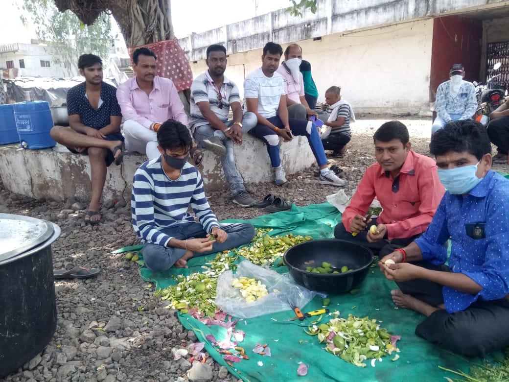 देशव्यापी लॉकडाउन के दौरान पत्रकार भोजन के पैकेट वितरण कर गरीबों व असहाय लोगों की कर रहे हैं सेवा | New India Times