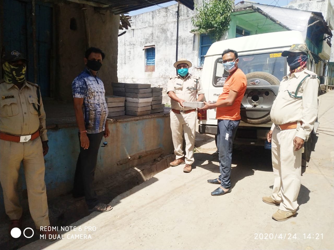 राष्ट्रीय मानवाधिकार एवं महिला बाल विकास आयोग की पहल पर मूक पक्षियों के लिए मिले जल-पात्र | New India Times