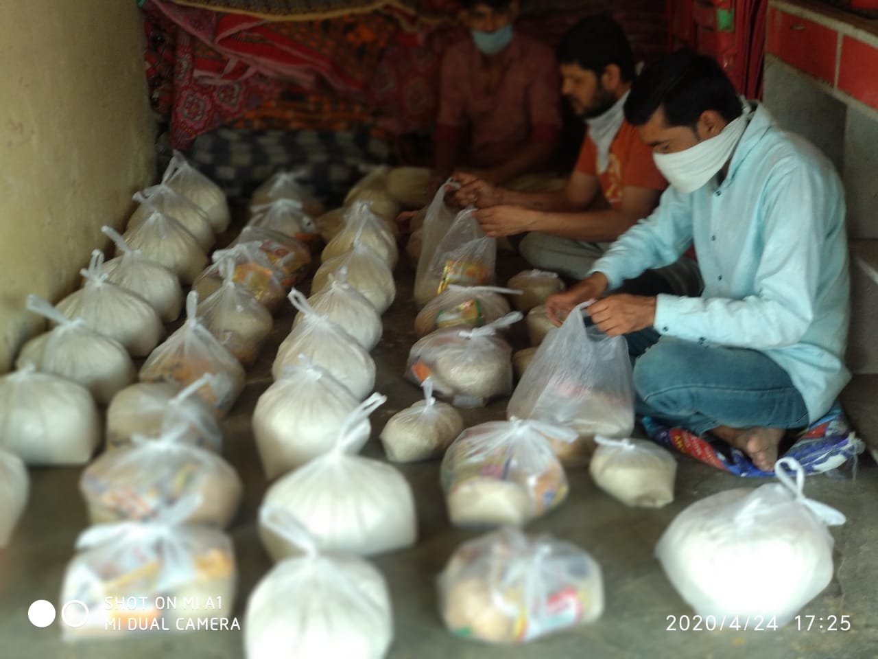 कोरोना वायरस महामारी को रोकने के लिए लगाये गये लॉकडाउन के प्रभावितों को भुखमरी से बचाने के लिए वितरित किया गया खाद्य सामग्री | New India Times