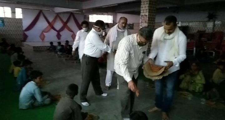 धौलपुर एसडीएम और तहसीलदार ने भूखे पेट लोगों को कराया भोजन, परशुराम जयंती पर ब्राह्मण समाज की रसोई ने एक हज़ार से ज्यादा लोगों को दिया भोजन | New India Times