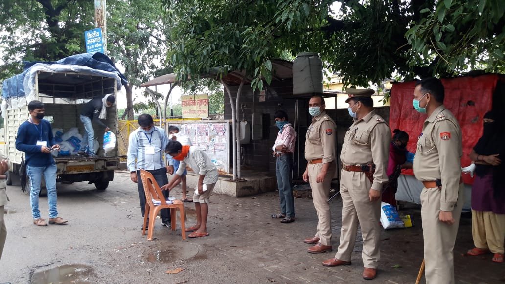 मुरादाबाद जिला प्रशासन की तरफ से गरीबों को पहुंच रहा है राशन | New India Times