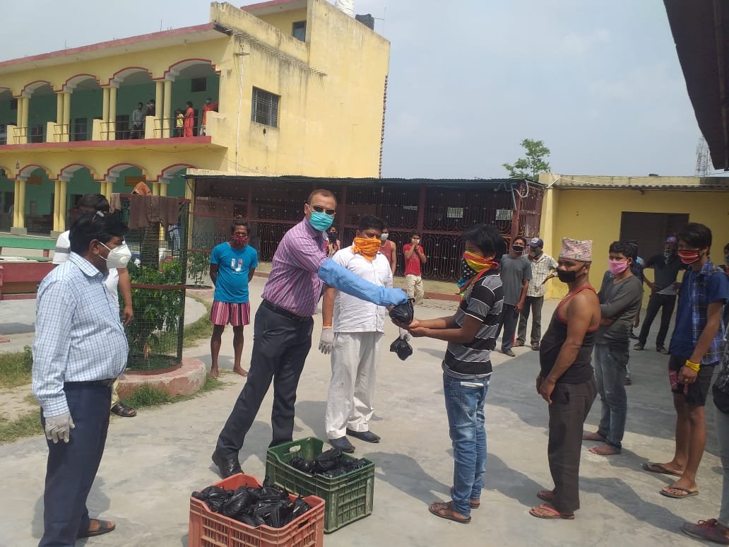 एसएसबी कमांडेंट मुन्ना सिंह व समाजसेवी रवि गुप्ता ने क्वॉरेंटाइन में वितरित किए फल | New India Times
