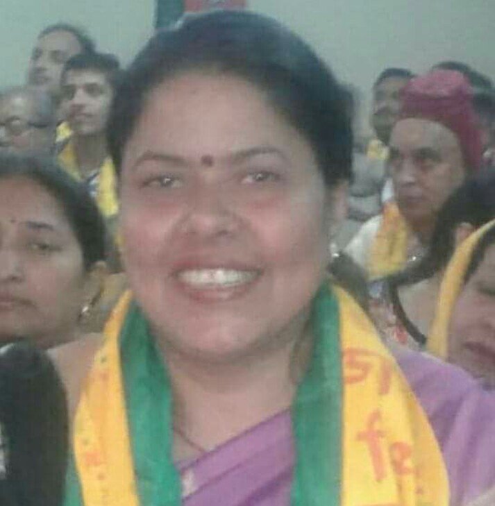 मथुरा भाजपा जिला अध्यक्ष लाॅक डाउन की धज्जियां उड़ाते हुए पहुंचीं बांकेबिहारी मंदिर के मुख्यद्वार | New India Times