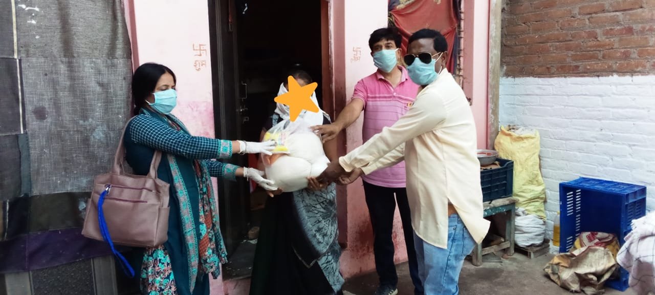 अमन मानव समाज सेवी संस्था की राष्ट्रीय अध्यक्षा रिजवाना गौरी ने चिन्हित परिवारों को उपलब्ध कराई खाद्य सामग्री | New India Times