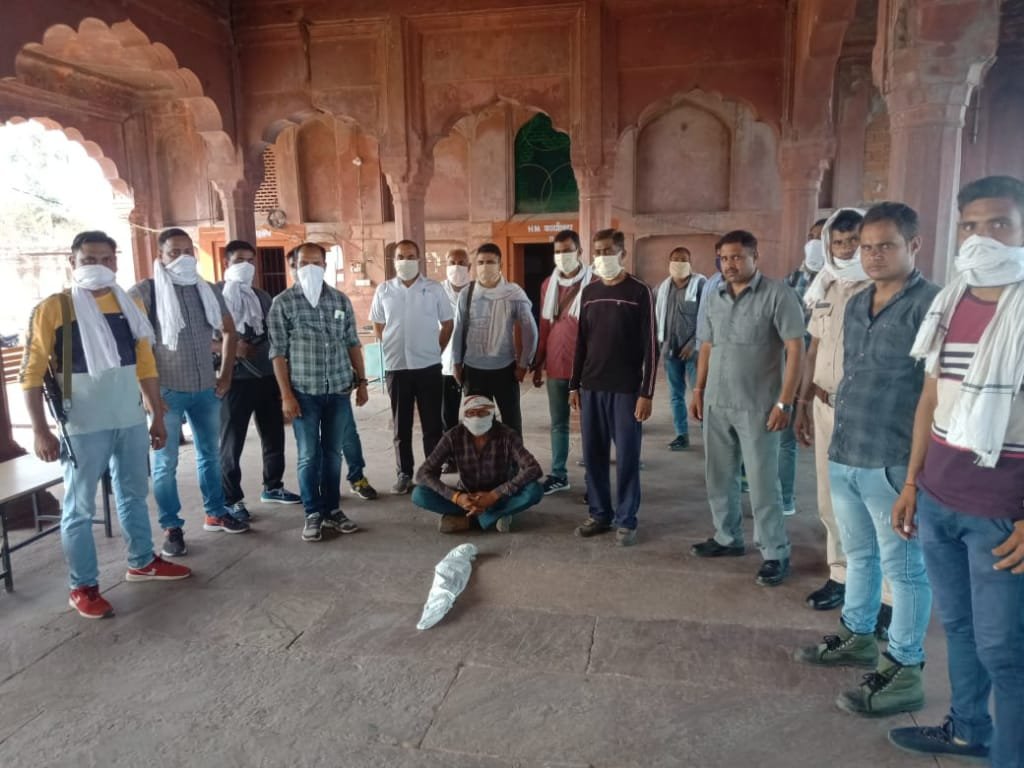 अन्तर्राज्यीय कुख्यात डकैत रामविलास भारत गैंग का सक्रिय सदस्य और रेंज व जिला स्तरीय Top-10 बदमाशों में शामिल 5000 रुपये के इनामी डकैत महताब सिंह को एक बन्दूक मय 23 जिन्दा कारतूस के साथ गिरफ्तार | New India Times