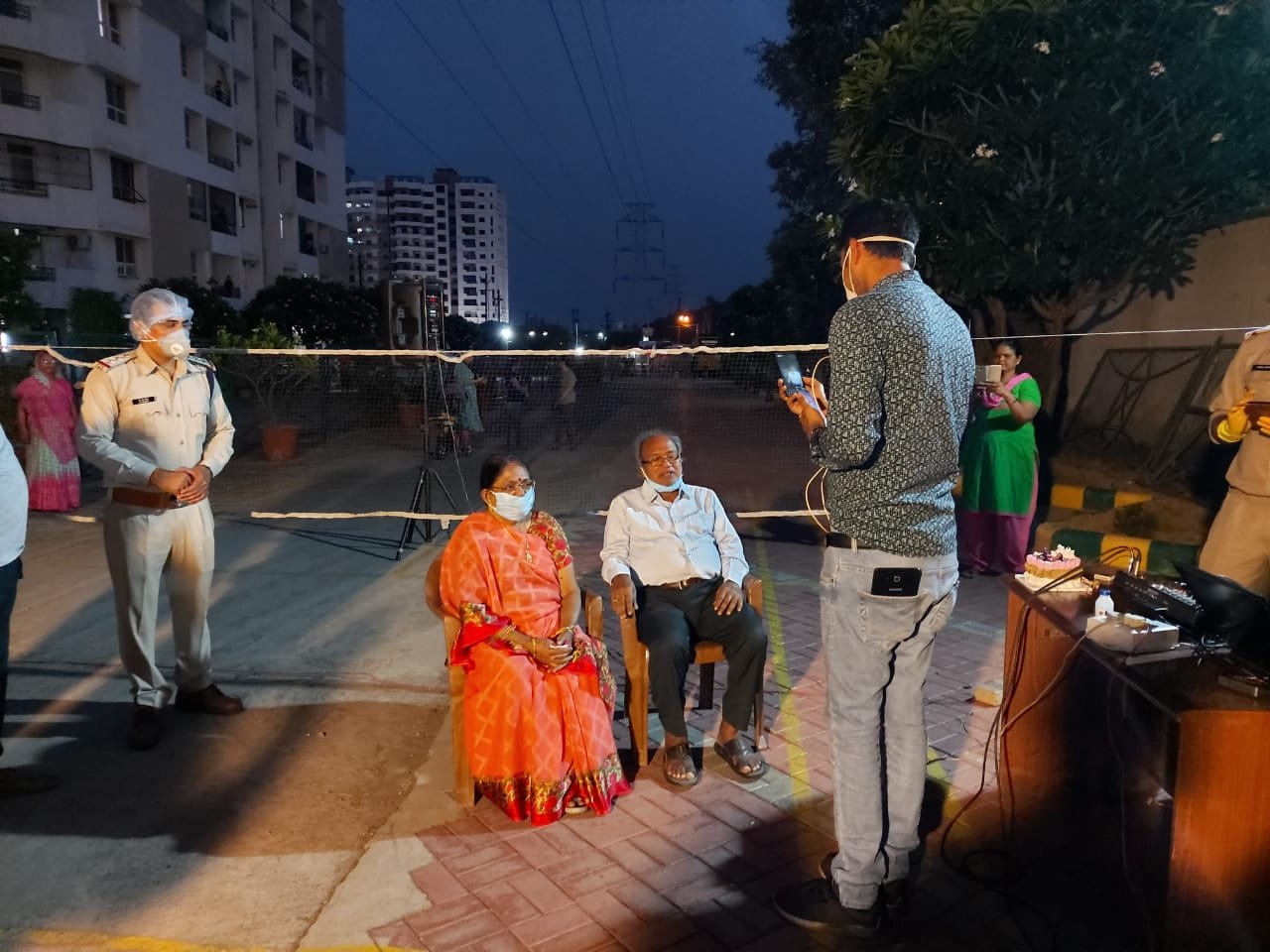 पुलिस अधीक्षक के निर्देश पर अकेले रह रहे एक बुर्जग दंपति का जन्मदिन मनाने पहुंची ग्वालियर पुलिस | New India Times
