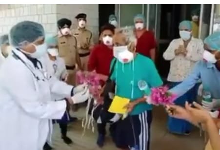 राजस्थान सरकार की कड़ी मेहनत के मुकाबले कोराना तोड़ने लगा है दम, 90 वर्षीय पाॅजिटिव बुजुर्ग मरीज भी ठीक होकर पहुंचा अपने घर | New India Times