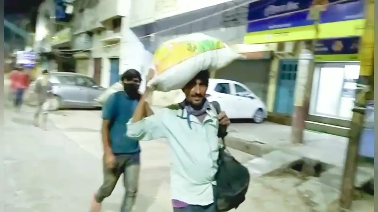 झांसी से पैदल निकले 11 श्रमिक 10 दिनों में पहुंचे बहराइच | New India Times