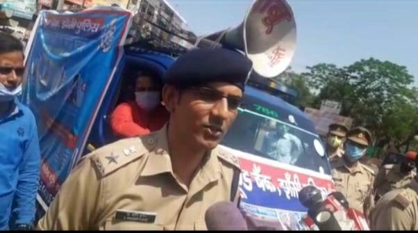 झांसी पुलिस की अनोखी पहल: लाॅक डाउन से प्रभावित लोगों की मदद के लिए पुलिस ने शुरू की दो मोबाइल फूड़ बैंक | New India Times