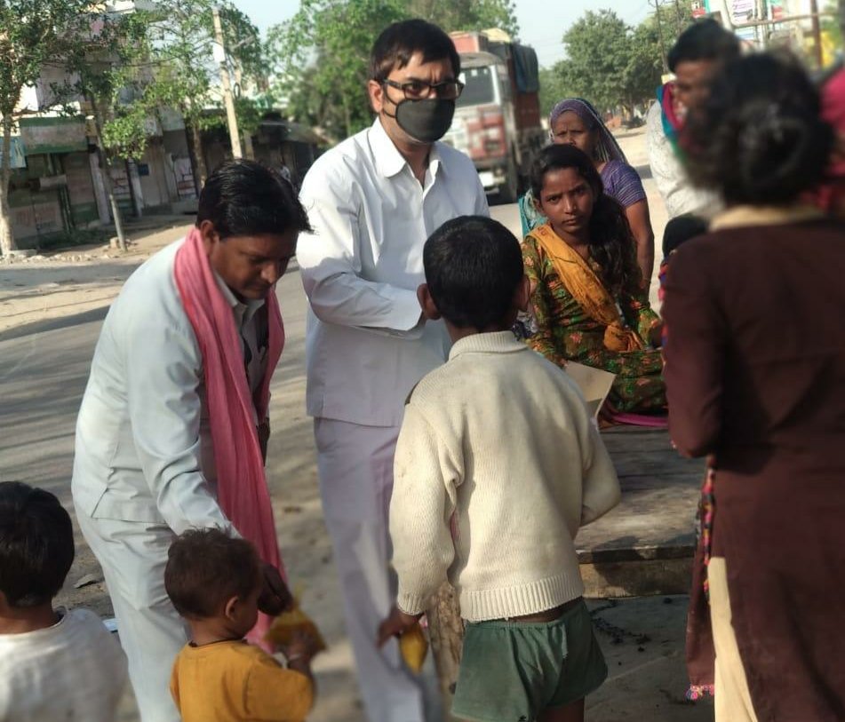 भारत सेवा न्यास के द्वारा गरीब, असहाय, निर्धनों निराश्रित को घरों पर जाकर भोजन देने का प्रयास निरंतर है जारी | New India Times