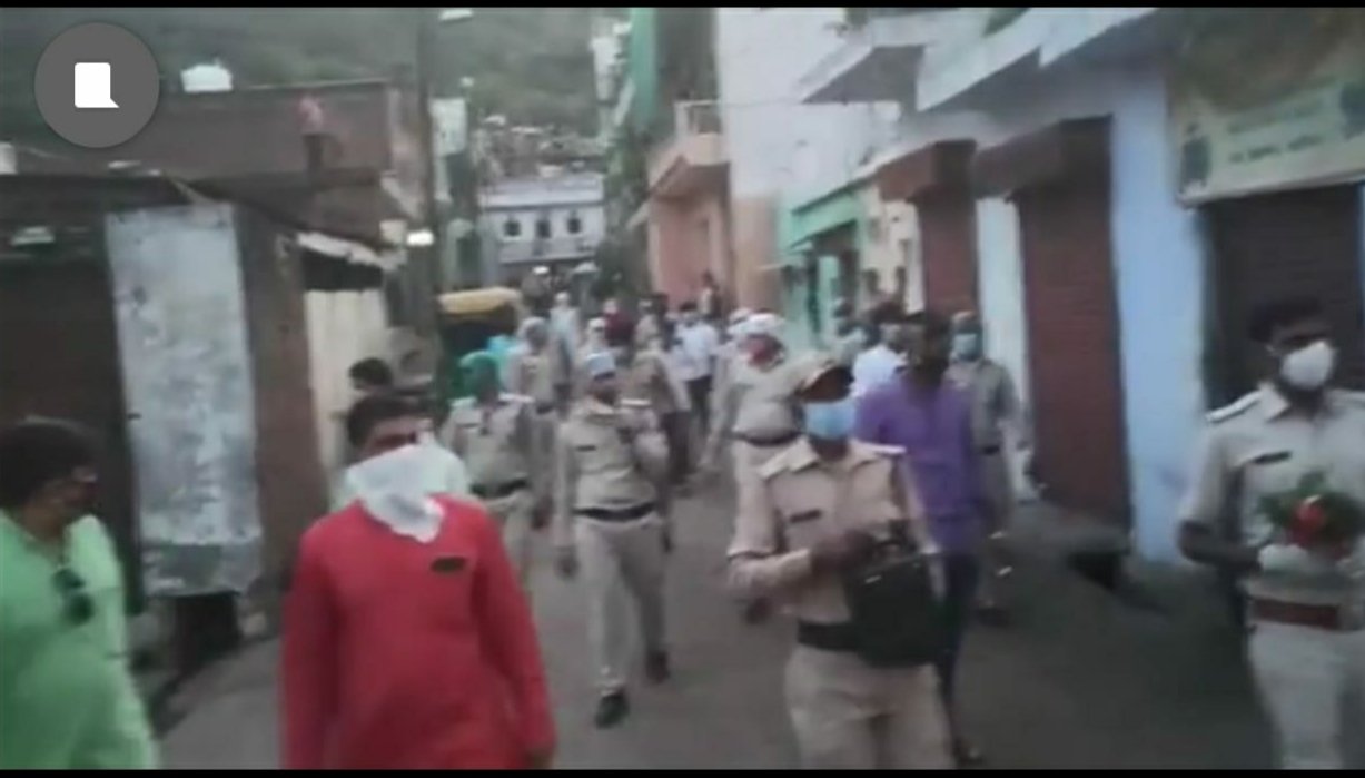 लॉकडाउन के चलते ग्वालियर थाना प्रभारी रघुवीर सिंह मीणा ने क्षेत्र की जनता से घर के अंदर रहने की अपील | New India Times