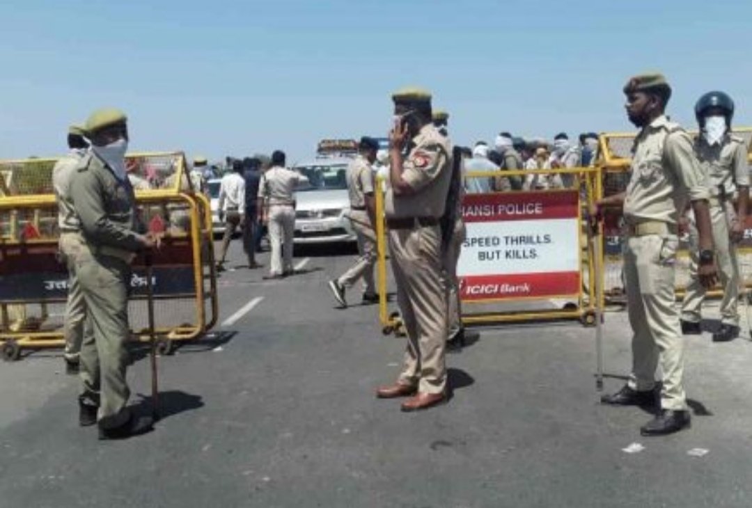 लॉक डाउन का पालन कराने में पुलिस के नज़र आए अनेक रंग: कहीं उतारी आरती तो कहीं निकाली खुन्नस और भड़ास | New India Times