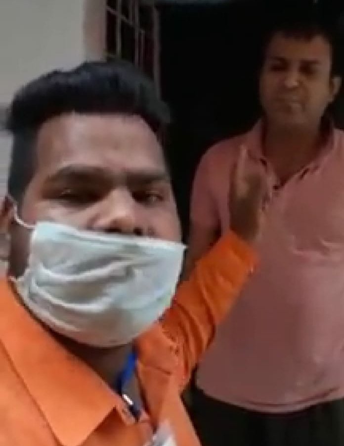 धर्म के आधार पर नगर निगम के सफाईकर्मी के साथ हुआ अभद्र व्यवहार, समय रहते अगर ऐसे लोगों के विरुद्ध कार्यवाही नहीं हुई तो भोपाल की फिज़ा हो सकती है खराब | New India Times