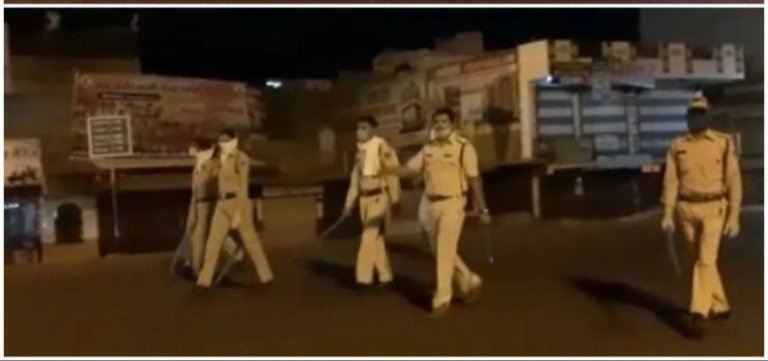 पुलिस प्रशासन ने किया फ्लैग मार्च, लोगों को जागरूक करने के साथ की लाॅक डाउन के पालन की अपील | New India Times
