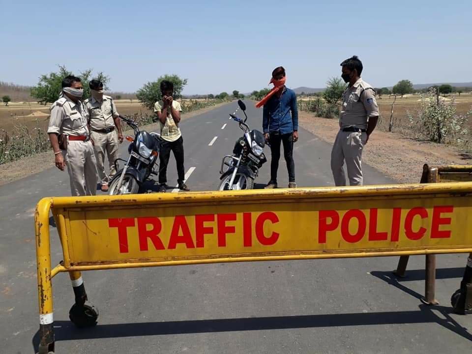 भोपाल पुलिस द्वारा लॉक डाउन का पालन कराने के लिये बैरिकेटिंग कर कराई जा रही है चैकिंग, विभिन्न थानों की तरफ से पुलिस द्वारा गरीब व जरूरतमंदों की भी हो रही है मदद | New India Times