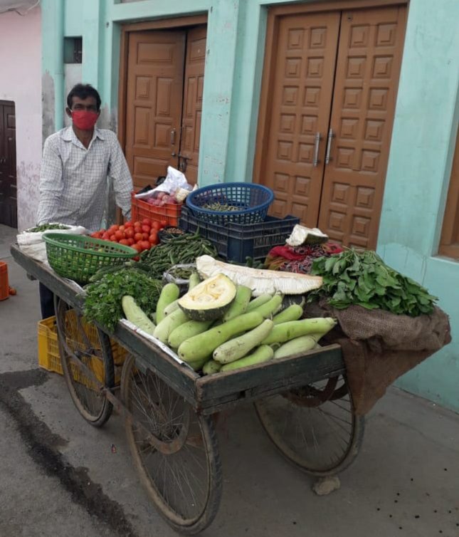 नगर पंचायत खीरी की पहल: लाॅक डाउन में सैकड़ों गरीबों के चूल्हे बुझने से बचाने के लिए नगर पंचायत प्रशासन ने सब्जी व फल बेचने के लिए जारी किये पास | New India Times