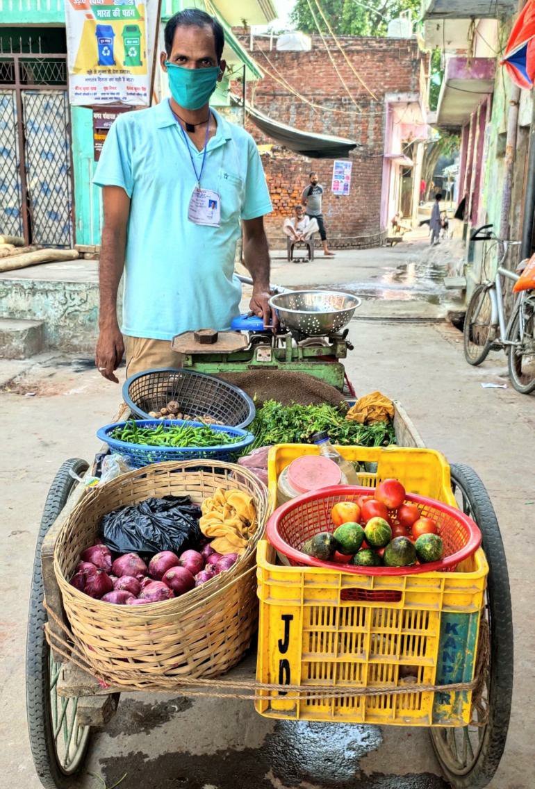 नगर पंचायत खीरी की पहल: लाॅक डाउन में सैकड़ों गरीबों के चूल्हे बुझने से बचाने के लिए नगर पंचायत प्रशासन ने सब्जी व फल बेचने के लिए जारी किये पास | New India Times