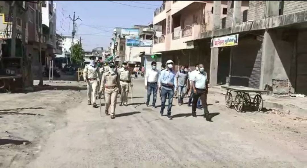 चिलचिलाती धूप में प्रशासन ने फ्लैग मार्च कर किया शक्ति प्रदर्शन। इसी तरह आपका सहयोग चाहिए: एसडीएम श्री पराग जैन | New India Times