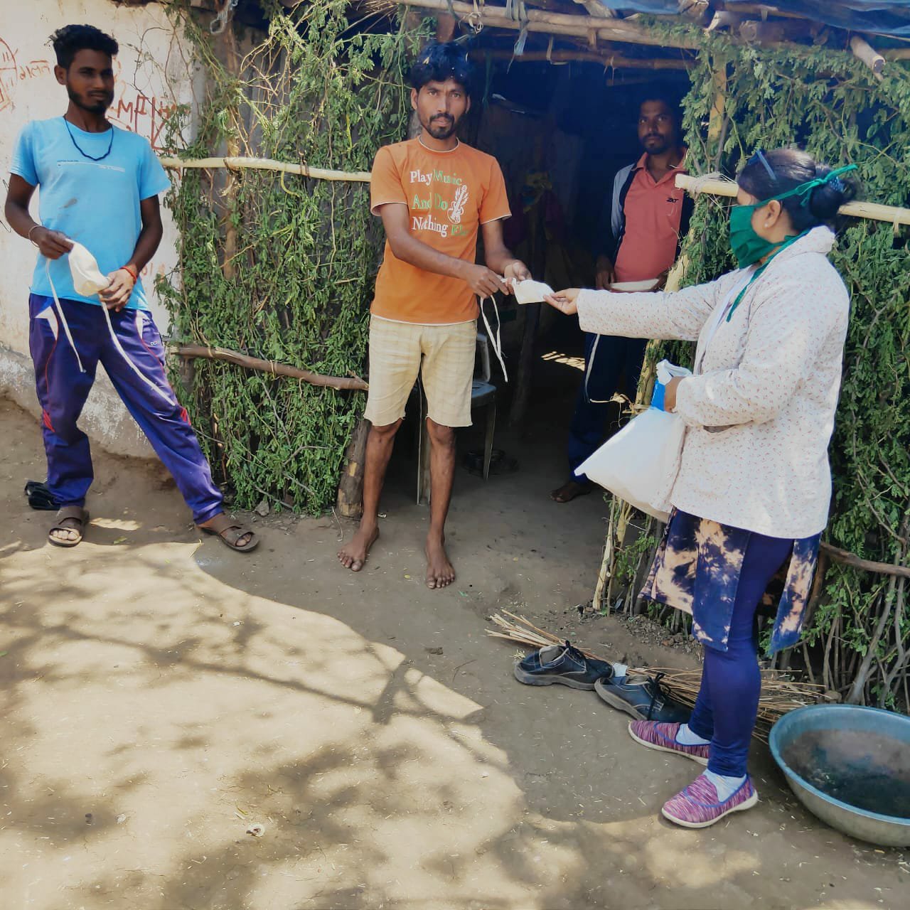 राष्ट्रीय मानवाधिकार एवं महिला बाल विकास आयोग की सम्भागीय अध्यक्ष ने अपनी टीम के साथ ग्रामीणों को जागरूक करते हुए बांटे मास्क | New India Times