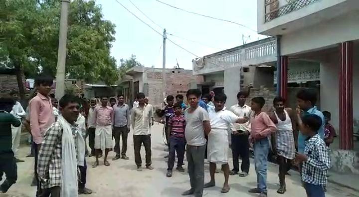 अपने ही विद्यालय से मिड डे मील का सामान निकाल कर ले जा रहे प्रिंसपल को ग्रामीणों ने घेरकर पकड़ा 3 अपने ही विद्यालय से मिड डे मील का सामान निकाल कर ले जा रहे प्रिंसपल को ग्रामीणों ने घेरकर पकड़ा | New India Times