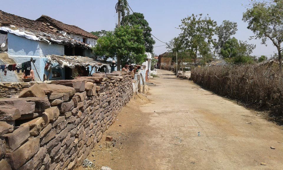 सेना के जवान ने गांव में कोराना के खिलाफ छेड़ी जंग, अवकाश पर आया जवान जुटा गांव की सुरक्षा में, गांव की पहरेदारी कर दे रहा है जागरूकता का संदेश | New India Times